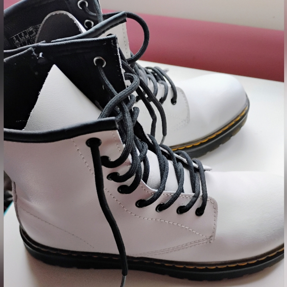 Dr. Martens ZAVALAY White Leather Boots with Black Details WOMEN'S SIZE 7 US 🆕 - Picture 2 of 9